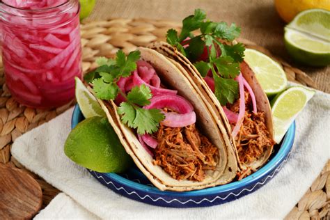  Cochinita Pibil: 慢燉豬肉與香料交織的尤加半島盛宴！